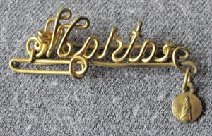 ANTIGUO PIN DE METAL DORADO MARTA MEDALLA PEQUEÑA COLGANTE HECHA A MANO DE NUESTRA DAMA Y JESÚS - Imagen 1 de 2