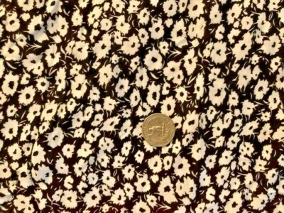 Tecido de malha stretch preto com estampa floral branco elástico moderado 64" X 1 jarda  - Imagem 1 de 3