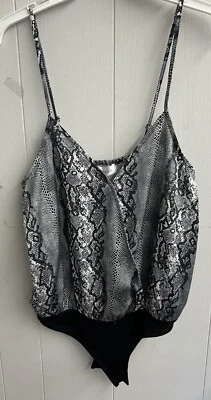 Body sin mangas Rampage. Aspecto de piel de serpiente negra. Frontal cruzado. Talla Med.  Nuevo con etiquetas Foto 1 de 4