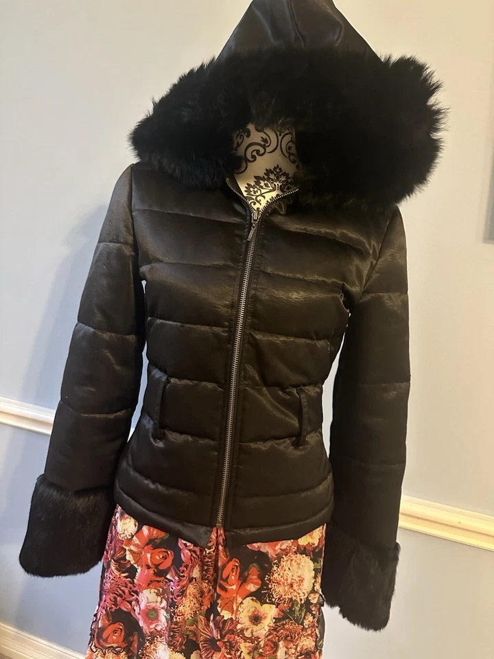 Chaqueta acolchada de satén negra BeBe con capucha y puños recortados en piel Foto 1 de 4