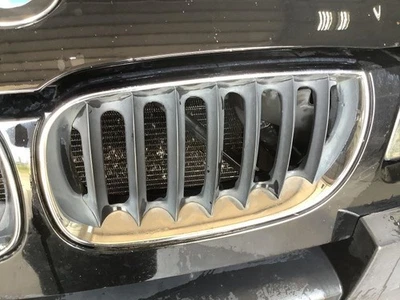 Aletas centrales negras montadas en parachoques superior para BMW X3 318826 04-06 Foto 1 de 4