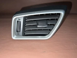 NISSAN X-TRAIL T32 '13-20 UK LUFTAUSSTRÖMER VORNE LH BEIFAHRER ARMATURENBRETT 687614CE1A - Bild 1 von 10