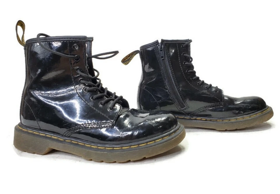 Botas de combate Dr. Martens para niños negras charol Delaney con cordones talla 2 Foto 1 de 4