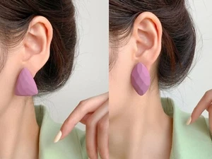 NEW HIGH FASHION ACRYLIC OVAL 60S STYLE FASHION STUD PINK COLOUR EARRINGS UK FAB - Picture 1 of 7