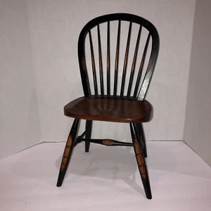 Silla de madera vintage para muñecas americanas tempranas de 16" de alto estilo Windsor respaldo de husillo - Imagen 1 de 8