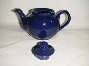 TETERA DE CERÁMICA AZUL OSCURO PORCIÓN ÚNICA 10 OZ LINDA FIESTA CON CAÑO VINTAGE SIN MARCA - Imagen 1 de 12