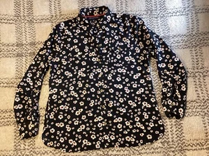 Camisa Jones New York Para Mujer Negra Floral Abotonada - Bolsillos, Pestañas Enrollables Talla PM - Imagen 1 de 17