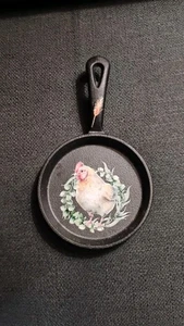 5" Gusseisen Pfanne mit einer Henne drauf - Bild 1 von 14