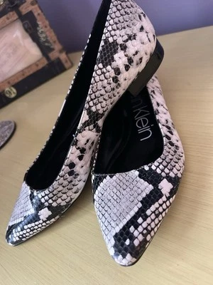 Zapatos planos elegantes de cuero con estampado de serpiente Calvin Klein para mujer blancos negros talla 8,5 Foto 1 de 4