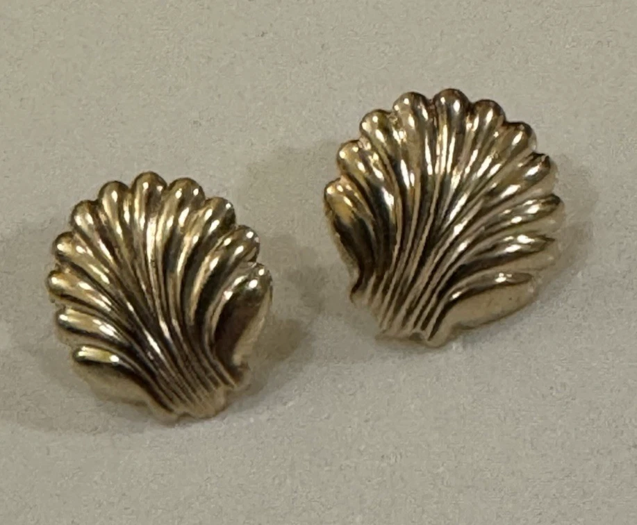 Pendientes vintage con caparazón de vieira de 5/8" postes de oro amarillo de 14K 0,78 gramos, sin respaldo Foto 1 de 1