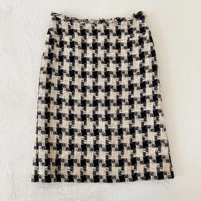FALDA DE TWEED CHANEL 2004 USADA, MEZCLA PATA DE GALLO, DOS TONOS BUENA Foto 1 de 4