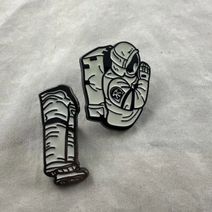 Motosierra Hombre Esmalte Astronauta Pin Y Piernas - Imagen 1 de 2
