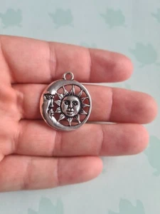 Sonne & Mond Runde Charms 28x24mm Antik Silber Schmuck Teile UK Verkäufer - Bild 1 von 9