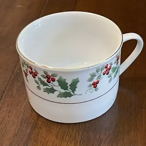 Gibson Everyday China ENCANTO DE NAVIDAD ACEBO Y BAYAS Juego de 4 Tazas y Platillos - Imagen 1 de 7