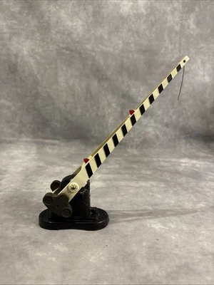 Lionel O Gauge 252 Postwar Crossing Gate with Track Trip - Image 1 of 4