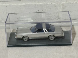 Ford Thunderbird 1977 1:43 modelos NEO 1 de 500 azul/plateado raro estuche acrílico - Imagen 1 de 21