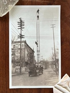 Foto antigua bomberos posando muy alto gancho de escalera y camión de escalera recto - Imagen 1 de 6
