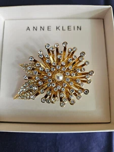 Anne Klein große Brosche Blume geplatzt Strass goldfarben Perlenmitte - Bild 1 von 10