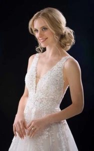 Gorgeous Martina Liana wedding dress, Style 1000 - worn once, only inside! - Picture 1 of 7