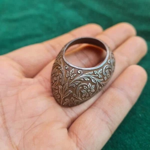 Anello tiro con l'arco vintage Mughal islamico indo-persiano floreale inciso a mano ferro - Foto 1 di 7
