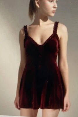 Mameluco con volantes de terciopelo Urban Outfitters para mujer talla mediana sin mangas oscuro romántico Foto 1 de 4