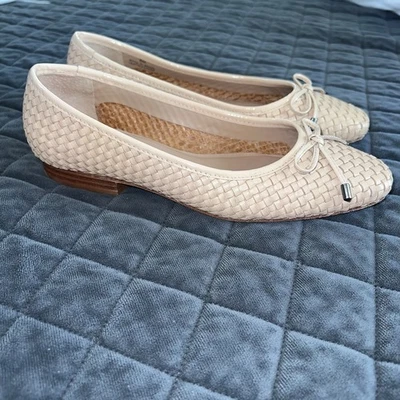 Zapatos planos de ballet Donald Pliner para mujer 8 Julieta beige tejido de cuero con moño Foto 1 de 4