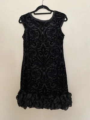 Vestido de cóctel Jessica Simpson Little negro damasco con volantes inferiores. Talla 4. Foto 1 de 4