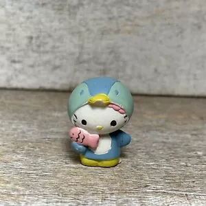 Mini estatuilla de colección 05 Sanrio vestido de Hello Kitty como pingüino sosteniendo un pez 1,5x2" - Imagen 1 de 7