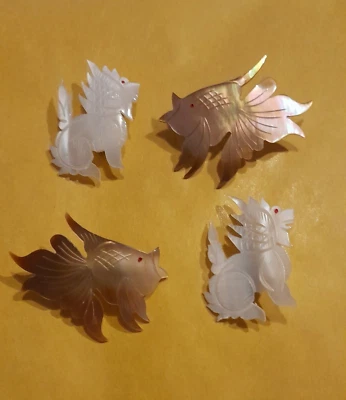 Konvolut bestehend aus 4 Anstecknadeln 2X Drachenhund und 2X Fisch aus Perlmutt - Bild 1 von 3