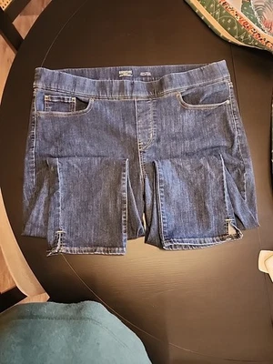 Levi Strauss Signature Mid Rise Cuffed Capri Medium Denim Size 18-W34 - Image 1 of 4