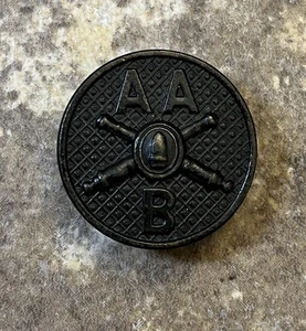 Insignia de disco de collar antiaéreo AA artillería costera batería B posterior a la Primera Guerra Mundial de Estados Unidos - Imagen 1 de 3
