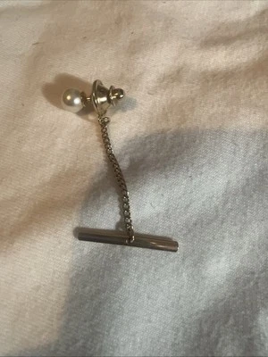 Broche de corbata vintage de colección tono dorado metal pinback redondo imitación perla  Foto 1 de 4