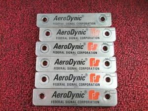 Federal Signal Aerodynic barra de luz placa de identificación y 2 tornillos ¡NUEVO EN PAQUETE SELLADO! - Imagen 1 de 3