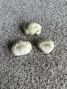 Set aus drei Dekosteinen "LIEBE", "GLAUBE" und "HOFFNUNG". - Bild 1 von 8