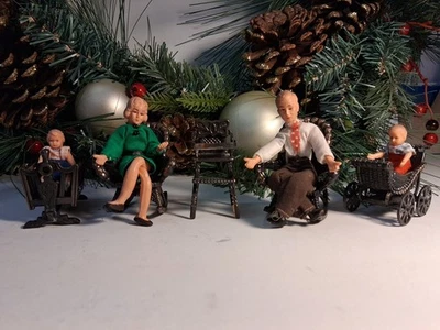 Muebles vintage para casa de muñecas fundidos a presión de Durham Ind. 'S con familia de 4 muñecas. Foto 1 de 4