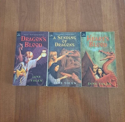 Pit Dragon Trilogy By Jane Yolen Paperback Books 1 2 3 Heart’s Blood Set Lot Foto 1 de 4