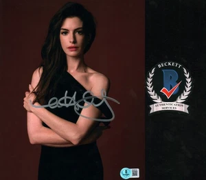 Anne Hathaway signed Beautiful Brunette Bombshell 8x10 Foto handsigniert BAS COA - Bild 1 von 1
