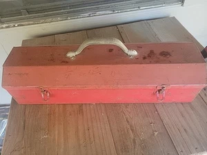 Caja de herramientas pequeña de metal rojo de 19 pulgadas de largo - Imagen 1 de 4