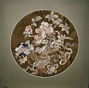 Framed Qing Period Circ 1880 Chinese Silk Embroidered Roundel Traditional Design - Photo 1 sur 8
