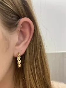 Pendientes de aro en C mariner inflado oro amarillo de 14 K de 25 mm con cierre empujador hacia atrás - Imagen 1 de 9