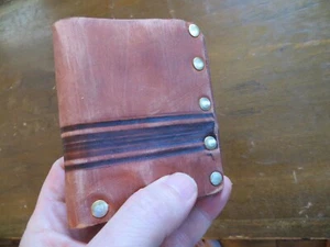 Cartera de cuero remachado vintage plegable bi - Hecha a mano en EE. UU. - Imagen 1 de 7