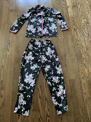 Juego de 2 pijamas de satén floral rosa negro Secret Treasures para mujer talla pequeña 4/6 Foto 1 de 4