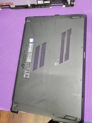 Portátil para juegos ASUS ROG Strix GL503V 15,6 pulgadas SOLO trasero Foto 1 de 2