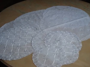 9 teiliges Set von Tischdecken/ Zierdecken Stickerei Lochmuster Spitze Schweiz - Bild 1 von 7