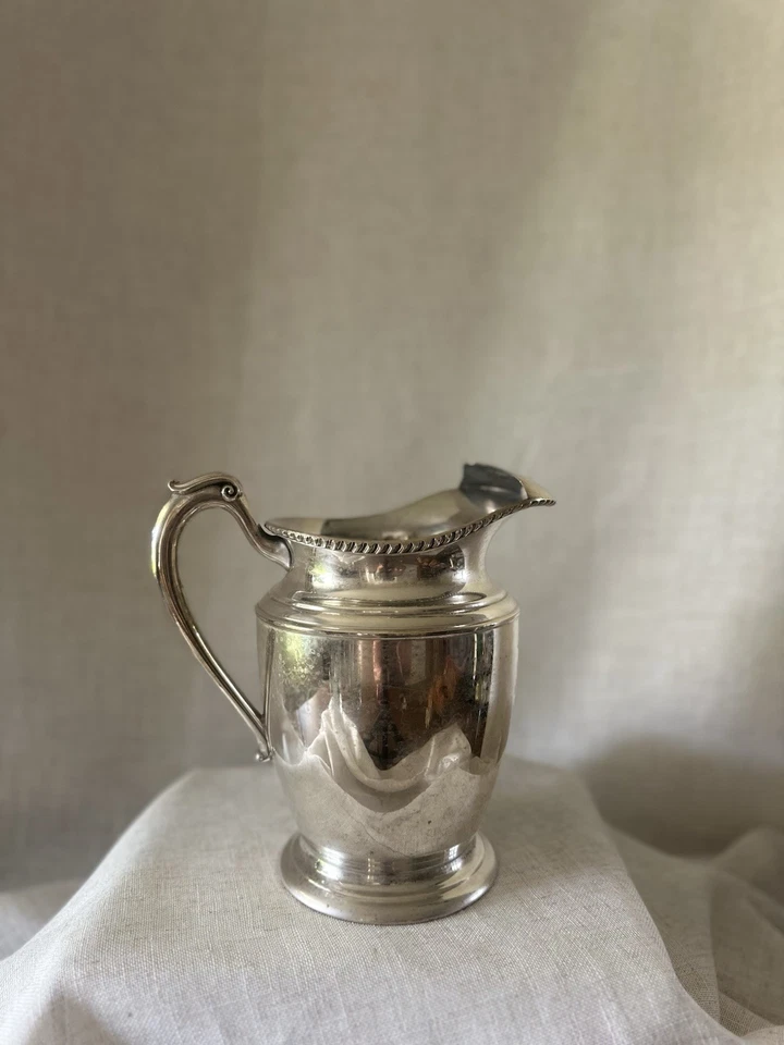 Pedestal de jarra de agua vintage de media luna deslustrada plateada 3155 Foto 1 de 4