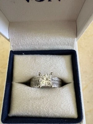 1.55 CT VS2 PRINCESS CUT LAB GROWN DIAMOND ENGAGEMENT RING 14K GOLD - Image 1 of 4