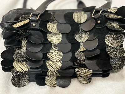 FROSTING por MARY NORTON Bolso de Cuero Guijarro Negro y Plateado Detalle de Flecos Circulares Usado en Excelente Condición Foto 1 de 4