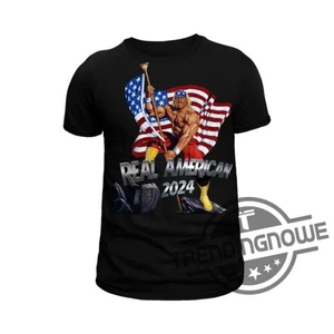 Camicia Hulk Hogan Real America Shirt Hulk Hogan Strapping Shirt Trump Vance S-5XL - Foto 1 di 3