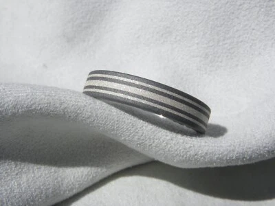 Кольцо в полоску из чистого серебра и титана, ширина 5 мм, пескоструйная обработка, сделано в США - Изображение 1 из 4