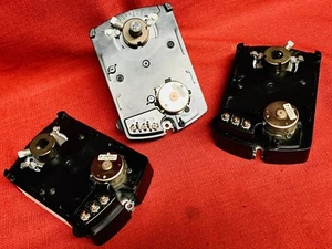3-Johnson Controls M9106-AGA-2N02 Electric Motor Actuators - Picture 1 of 4